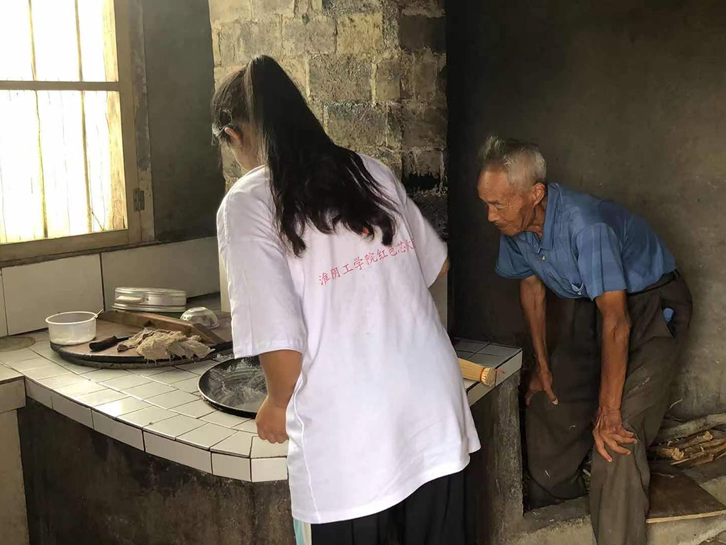 学生党员与抗美援朝英雄爷爷一起制作红色饮食“炒面” 学生党员与抗美援朝英雄爷爷一起制作红色饮食“炒面”