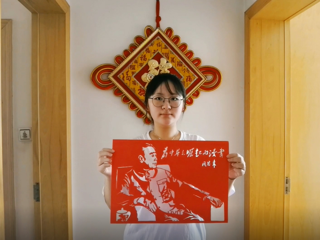 学生党员制作“为中华之崛起而读书”剪纸致敬周恩来总理 学生党员制作“为中华之崛起而读书”剪纸致敬周恩来总理